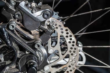 Toz ile eski ve paslı Bisiklet disk fren sistemi kullanılan.