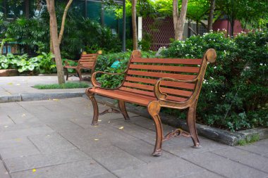 Bahçedeki ahşap vintage tarzı tezgah.