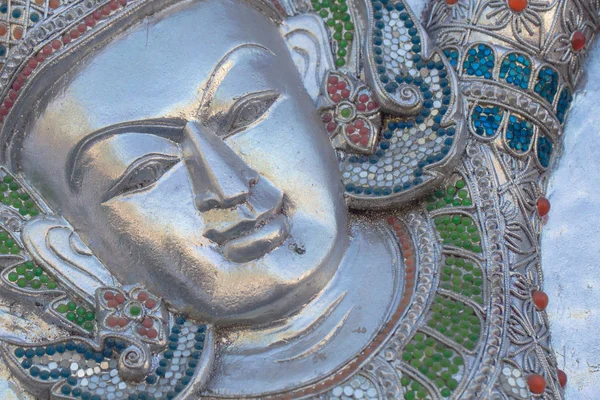 Closeup frumos sculptate unghiuri argint ușă Lanna arhitectură Chiangmai, THAILAND . — Fotografie, imagine de stoc