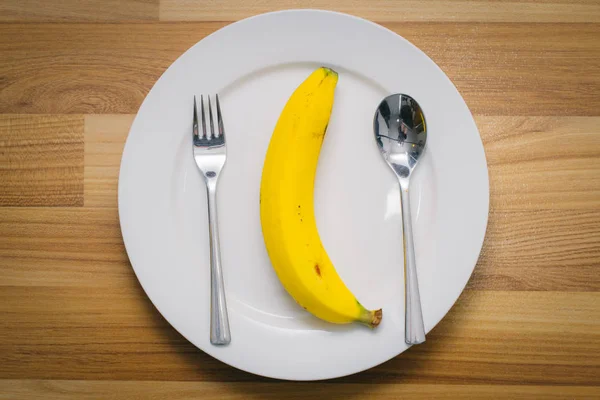 Banana em prato dieta refeição conceito de comida limpa — Fotografia de Stock