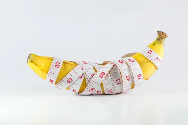 Banana con cinta métrica hombre pene tamaño concepto — Foto de Stock