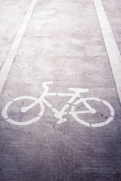 콘크리트도 자전거 레인 기호, 자전거 흰색 서명. — 스톡 사진