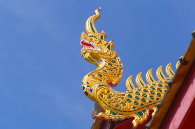 Güzel altın Tay tapınak mimarisi: Naga Ahşap oyma Şapel çatı Wat Phrathat Hariphunchai Woramaha vihan,: Lamphun, Thailand.