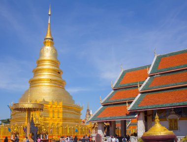Güzel Kuzey Tayland Tapınağı altın pagoda at 