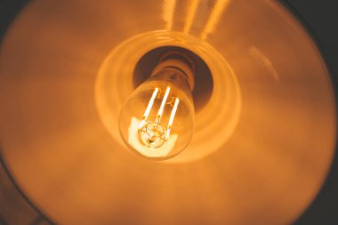 Tungsten lamba ampul, eski vintage tasarım stil.