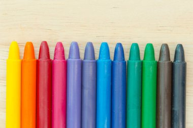 Eşyalarabulaşmış çok kopya alanı ile ahşap arka plan üzerinde