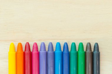 ahşap arka plan kopya alanı ile mum boya renkleri