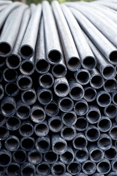 Tubo de goma negro Tubo flexible de PVC o manguera industrial para transportar agua aceite combustible transferencia de aire . — Foto de Stock
