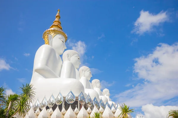Buda branco em Wat Pra que Pha Son Keaw Templo de khao kor, Petchaboon, Tailândia . — Fotografia de Stock