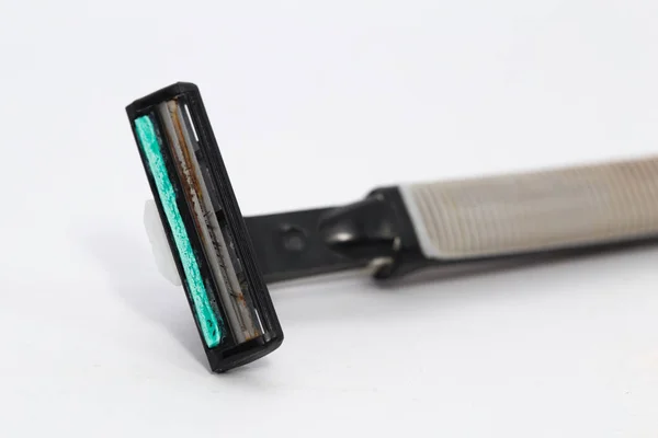 Lâmina de barbear enferrujado grungy usado em um fundo branco — Fotografia de Stock