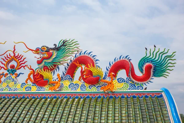 Дракони статуя на даху китайський храм з Хмара, Синє небо. — стокове фото