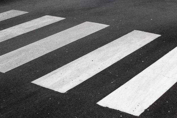 Crosswalk en camino asfaltado negro . —  Fotos de Stock