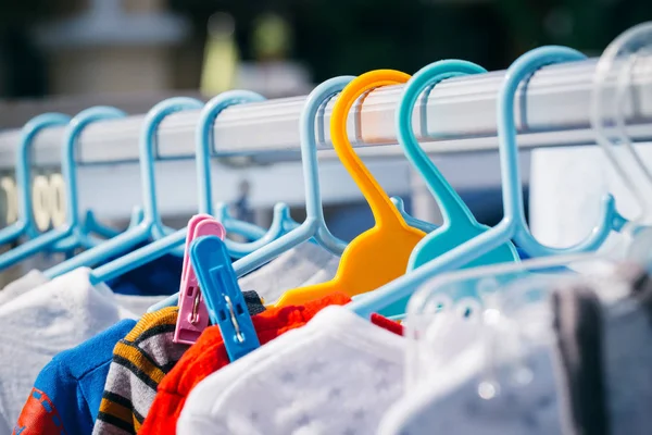 elbise askısı farklı renk.