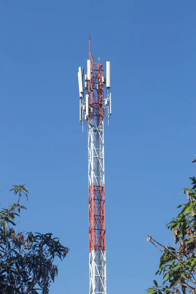 Site celular, torre de rádio de telecomunicações ou base de telefonia móvel s — Fotografia de Stock