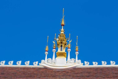 Güzel Tay Lanna tapınak mimarisi: Kilise çatısı Wat Inthakhin Sadue Muang, Chiangmai, Tayland.