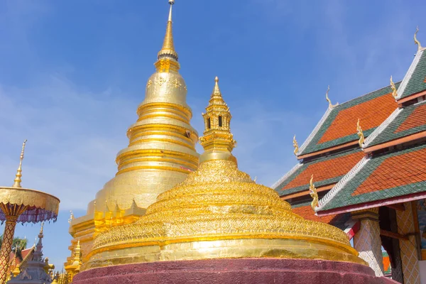Thai arany pagoda és kápolna tető Wat Phrathat Hariphunchai Woramaha vihan, Lamphun, Thaiföld. — Stock Fotó