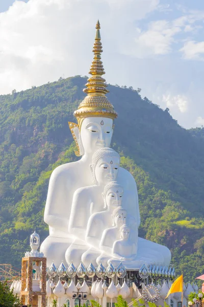 Buda branco em Wat Pra que Pha Son Keaw Templo de khao kor, Petchaboon, Tailândia . — Fotografia de Stock