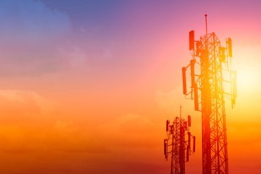 iletişim Kulesi veya 3g 4g ağ telefon cellsite metin için yer ile alacakaranlık gökyüzü ile