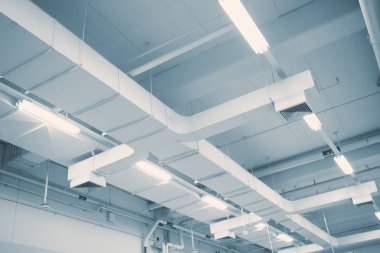 Endüstriyel hava akımı fabrika, hava kanalı, tehlike ve office adam pnömoni nedeni.