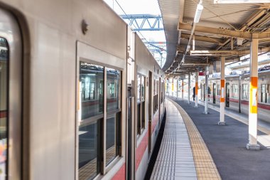 Tren istasyonu Japonya sessiz temiz ve yeni kentsel