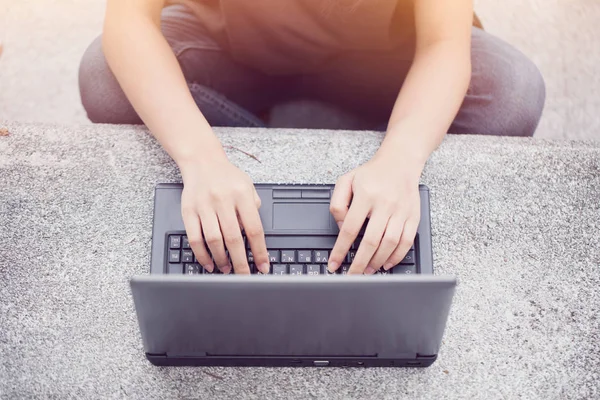 Estudante usando computador laptop conceito de estilo de vida tecnologia da informação — Fotografia de Stock