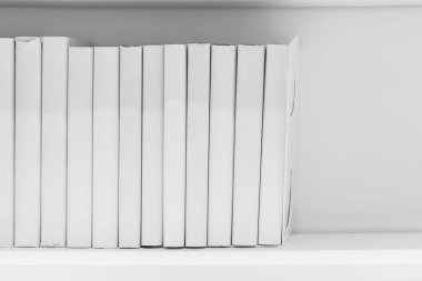 Beyaz düzenli kitap raf ev okuma ev concept temizlik temiz.