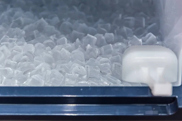 Bloque de hielo fresco limpio de la máquina de hacer hielo para enfriar la bebida fresca en la temporada de verano caliente . — Foto de Stock