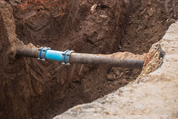 З'єднувач підземних труб. технічне обслуговування та ремонт газу та витоку води . — стокове фото