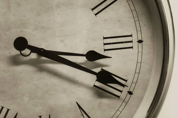 Primer plano antiguo reloj de estilo tiempo número de hora romana tono de color vintage con efecto de grano de película . —  Fotos de Stock