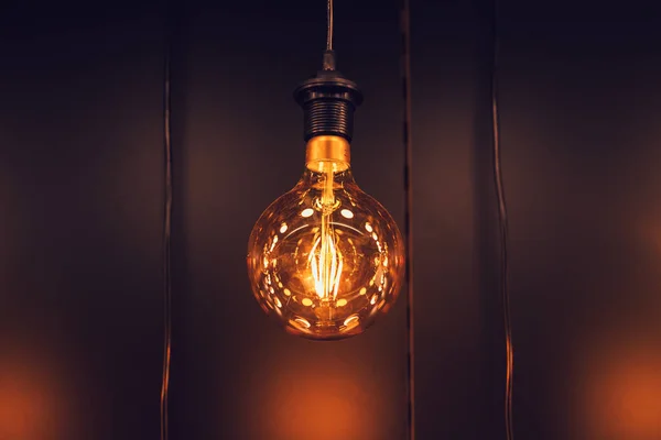 Single hanging tungsten lamp bulb decoration old vintage modern home. — Stock Photo, Image