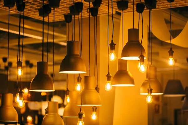 Retro industriella loftstil hängande volfram lampa lampa dekoration gamla vintage moderna hem. — Stockfoto