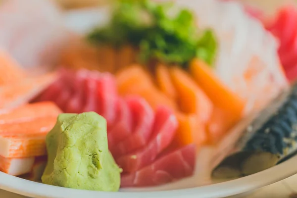 Comida japonesa. Japón pescado fresco mezcla mariscos. Salmón Sashimi servido con pasta de wasabi . — Foto de Stock