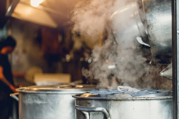 Caldaia calda con vapore ad alta temperatura nella cucina giapponese . — Foto Stock
