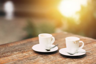 Sabahları kahve, kafedeki ahşap masada iki fincan espresso ya da kahve..