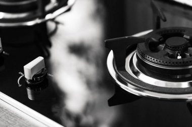 Ocak topuzu ısı birimi anahtarı şık metal çelik siyah beyaz portre temiz yeni mutfak gaz sobası.