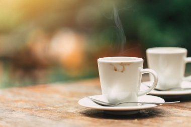Sabahları kahve, kafedeki ahşap masada iki fincan espresso ya da kahve..