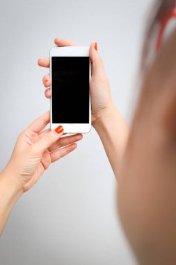 Kadın elini boş ekrana bakarak smartphone.