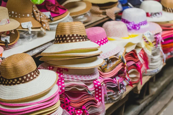 el örgü şapka. popüler plaj giyim, doğadan yapılan örgü