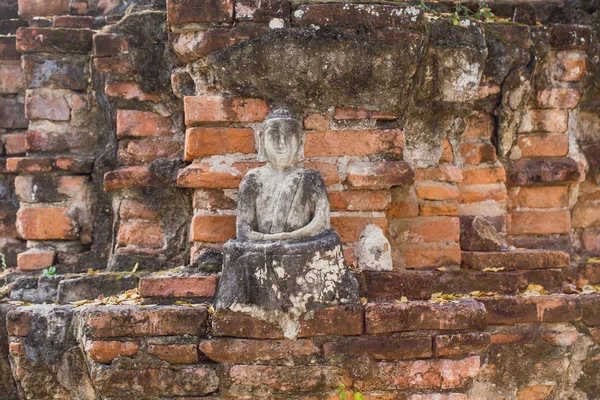 Ladrillo antiguo buddha está roto. antigua meditación de Buda. Estatua de Buda destruye cara sonrisa feliz . —  Fotos de Stock