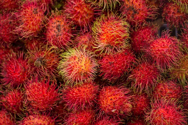 Rambutans tropical verão asiático fruta cobrir fundo . — Fotografia de Stock