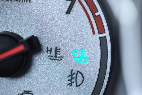 Luz fría del motor del coche en el indicador del medidor del tablero del tablero del coche —  Fotos de Stock