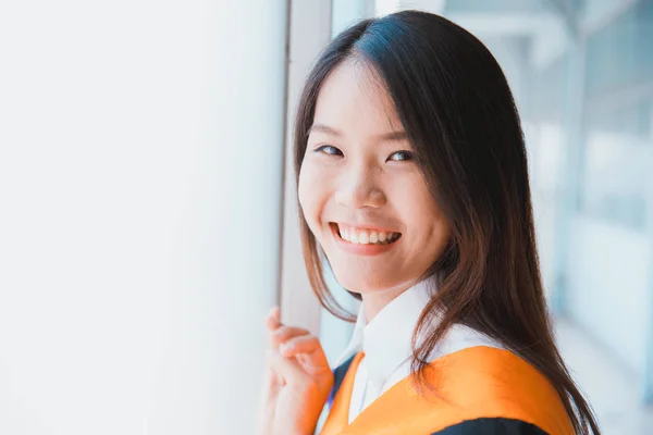 Asiático lindo mujeres retrato sonrisa graduación, Tailandia universidad . — Foto de Stock