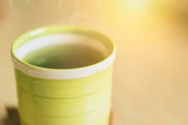 Matcha Bevanda salutare giapponese. Tè verde caldo che beve dopo il pasto alimentare per una buona salute . — Foto Stock