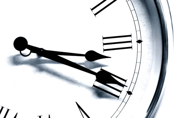Primer plano antiguo reloj de estilo tiempo número de hora romana tono blanco y negro — Foto de Stock