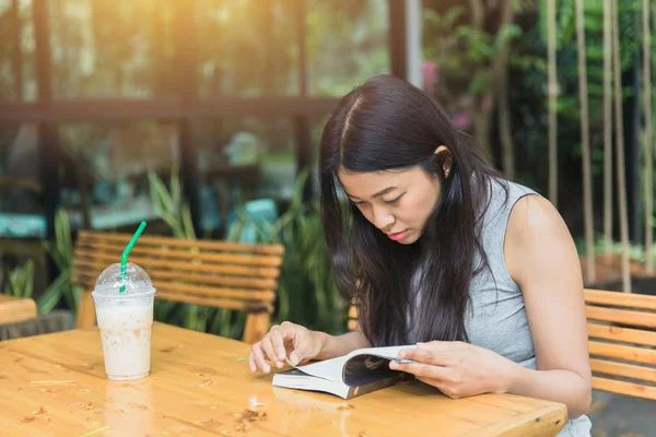 Asyalı kadınlar tatil dikkat okuma kitabı kendi kendine öğrenme eğitim