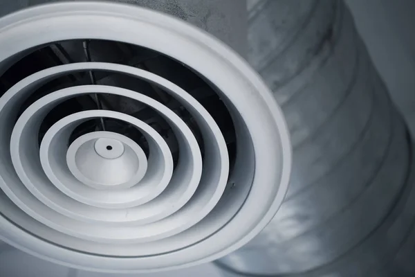 Feche a grade do furo de ar do duto de ar interior dos condicionadores de ar de refrigeração — Fotografia de Stock