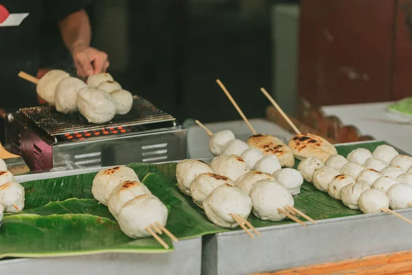 Big Meat Ball de producto de cerdo con palo de bambú Venta de parrilla en comida callejera en Tailandia . — Foto de Stock