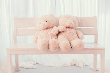 Çift oyuncak ayı aşk birlikte tezgah kavramı düğün dekorasyon vintage renk tonu bebek