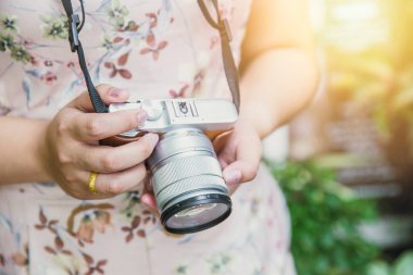kadın elini tut ayna daha az dijital kamera vintage tarzı turist fotoğraf
