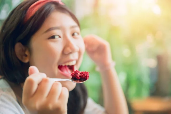 Mangiare torta. carino asiatico giovani pritty tubby donne mangiare dessert in caffè . — Foto Stock